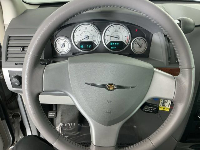 Used 2008 Chrysler Town & Country Touring FWD image 16