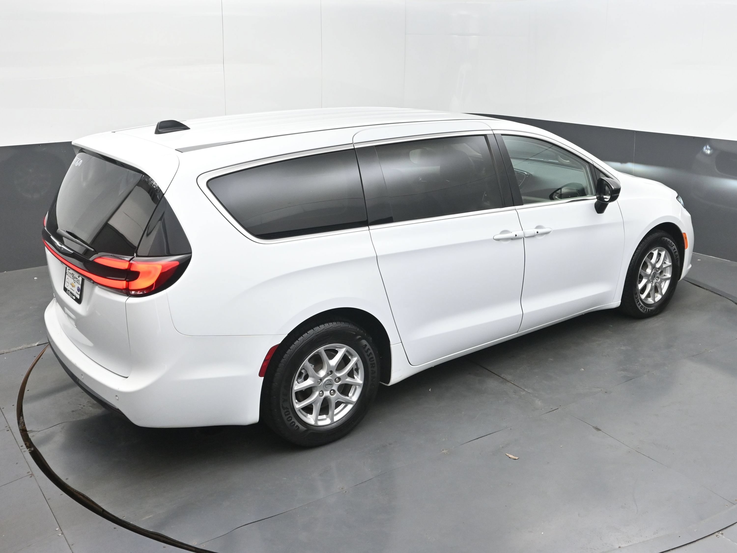 Used 2024 Chrysler Pacifica Touring-L FWD image 40