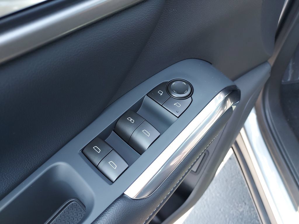 New 2027 Chevrolet Traverse LT w/ LPO, Floor Liner Package FWD image 11