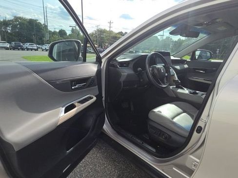 Used 2023 Toyota Venza XLE AWD/4WD image 11