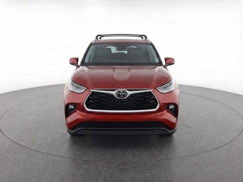 Used 2021 Toyota Highlander XLE image 2