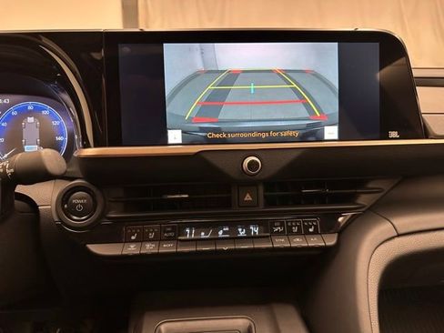 Used 2023 Toyota Crown Limited image 8