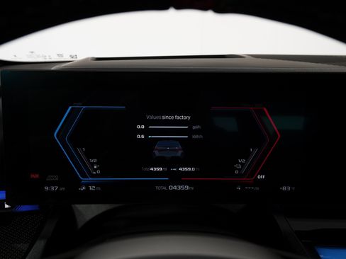 Used 2025 BMW M5 w/ Carbon Package image 19