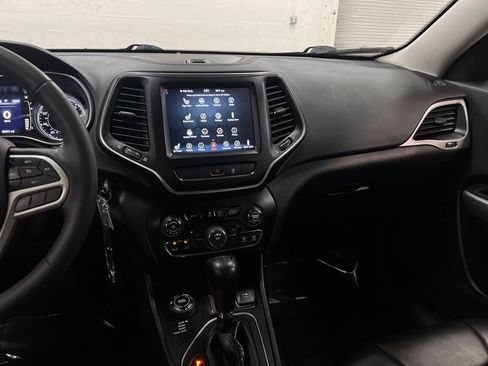 Used 2022 Jeep Cherokee Latitude w/ Sun & Sound Group AWD/4WD image 19