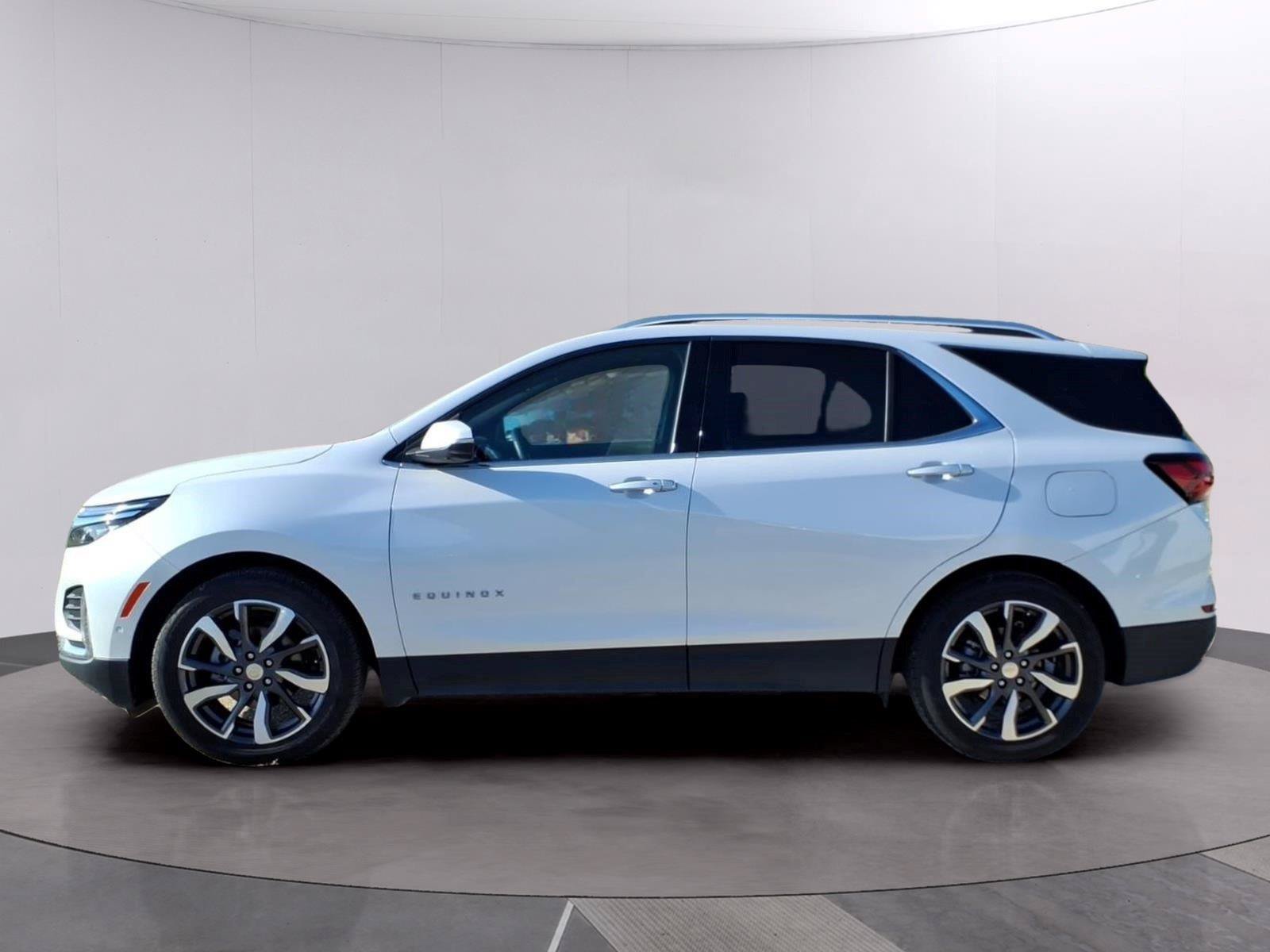 Used 2024 Chevrolet Equinox Premier FWD image 2