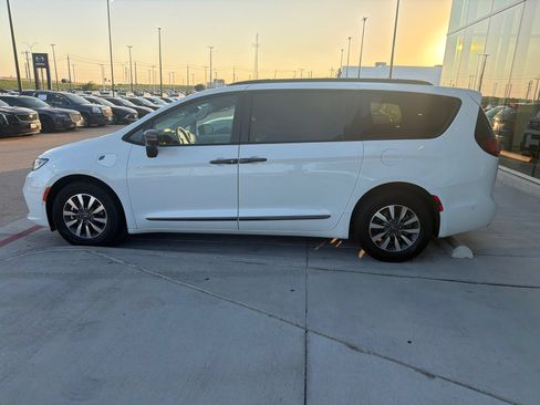 Used 2024 Chrysler Pacifica Limited FWD image 7