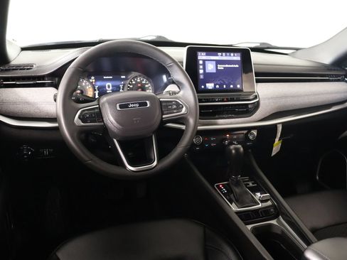 Used 2025 Jeep Compass Latitude AWD/4WD image 2