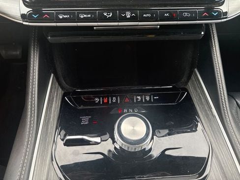 Used 2024 Jeep Wagoneer Series II w/ Flexible Seating Group AWD/4WD image 5