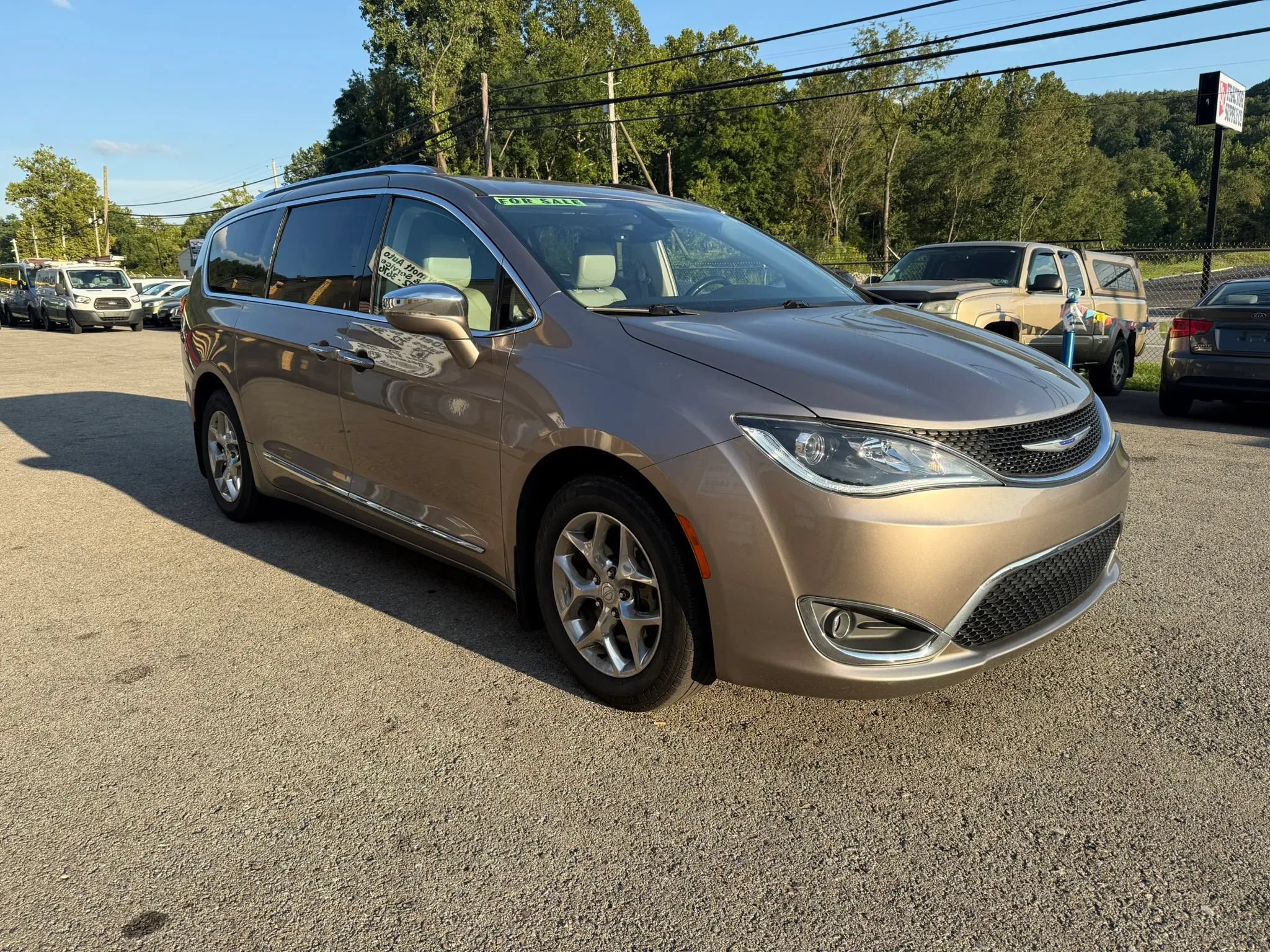 Used 2017 Chrysler Pacifica Limited w/ UConnect Theater Package FWD image 3