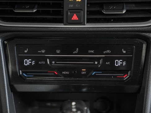 Used 2025 Volkswagen Taos SE w/ Panoramic Sunroof Package image 28