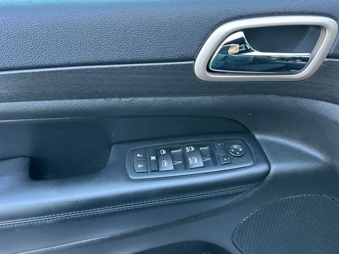 Used 2017 Jeep Grand Cherokee Laredo image 12