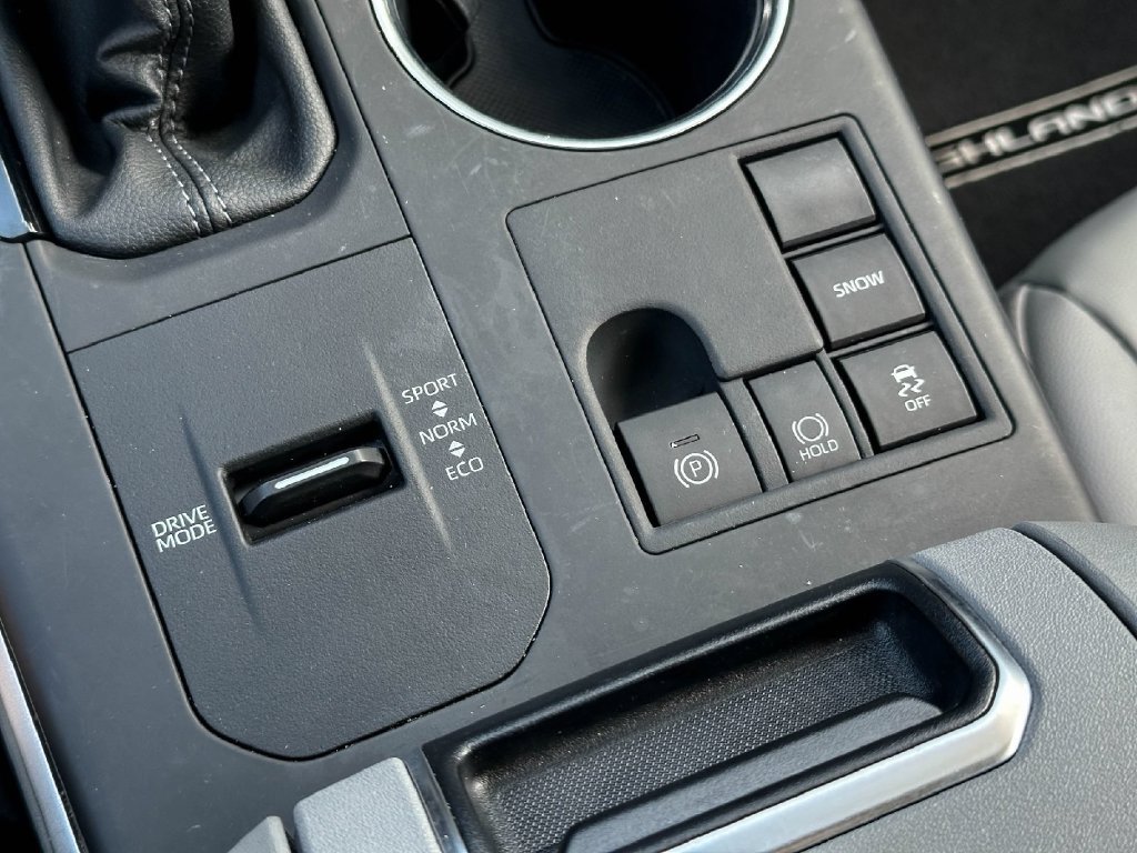 Certified 2025 Toyota Highlander XLE FWD image 39
