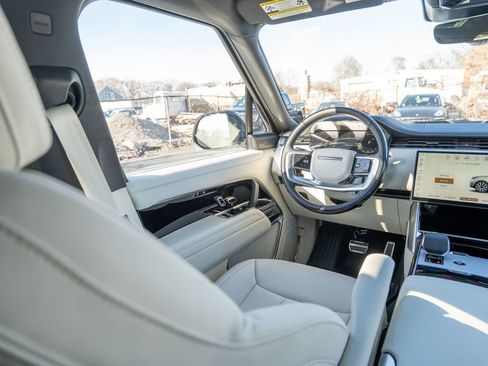 New 2025 Land Rover Range Rover Long Wheelbase SE image 17