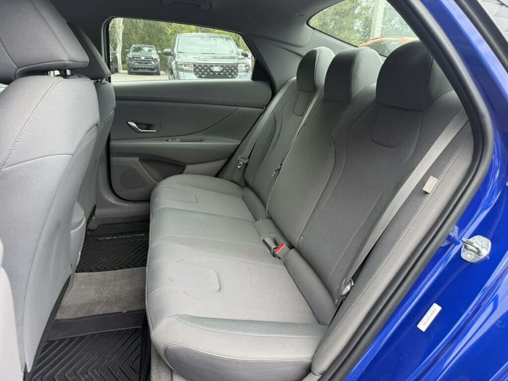 Used 2025 Hyundai Elantra SE FWD image 7