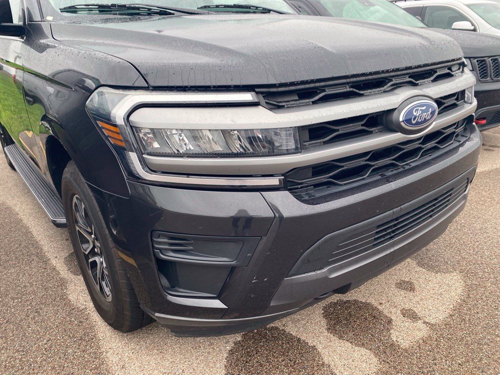 Used 2023 Ford Expedition XLT AWD/4WD image 4