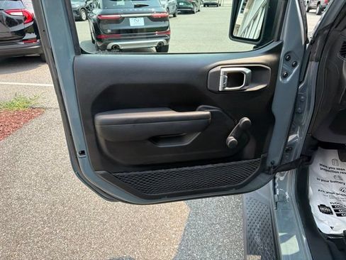 Used 2024 Jeep Gladiator Sport AWD/4WD image 11