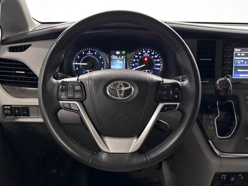 Used 2018 Toyota Sienna XLE Premium FWD image 13