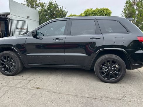 Used 2019 Jeep Grand Cherokee Altitude AWD/4WD image 6