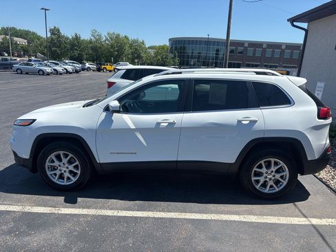 Used 2017 Jeep Cherokee Latitude w/ Cold Weather Group AWD/4WD image 6