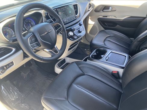 Used 2024 Chrysler Pacifica Touring-L FWD image 17