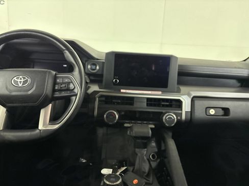 Used 2025 Toyota 4Runner SR5 AWD/4WD image 25