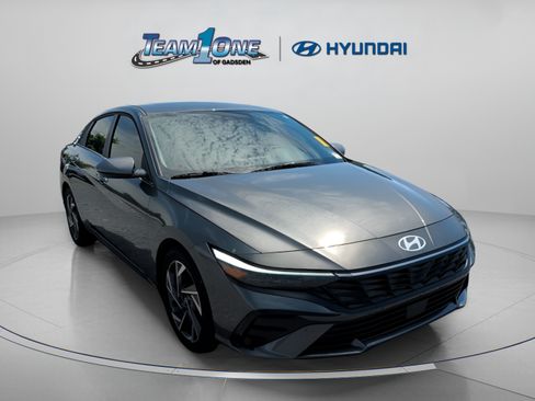 Used 2025 Hyundai Elantra Limited FWD image 1