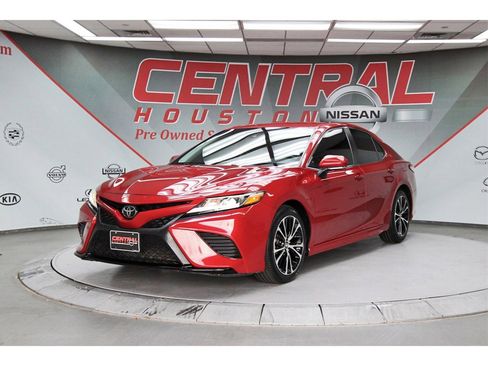 Used 2019 Toyota Camry SE image 2