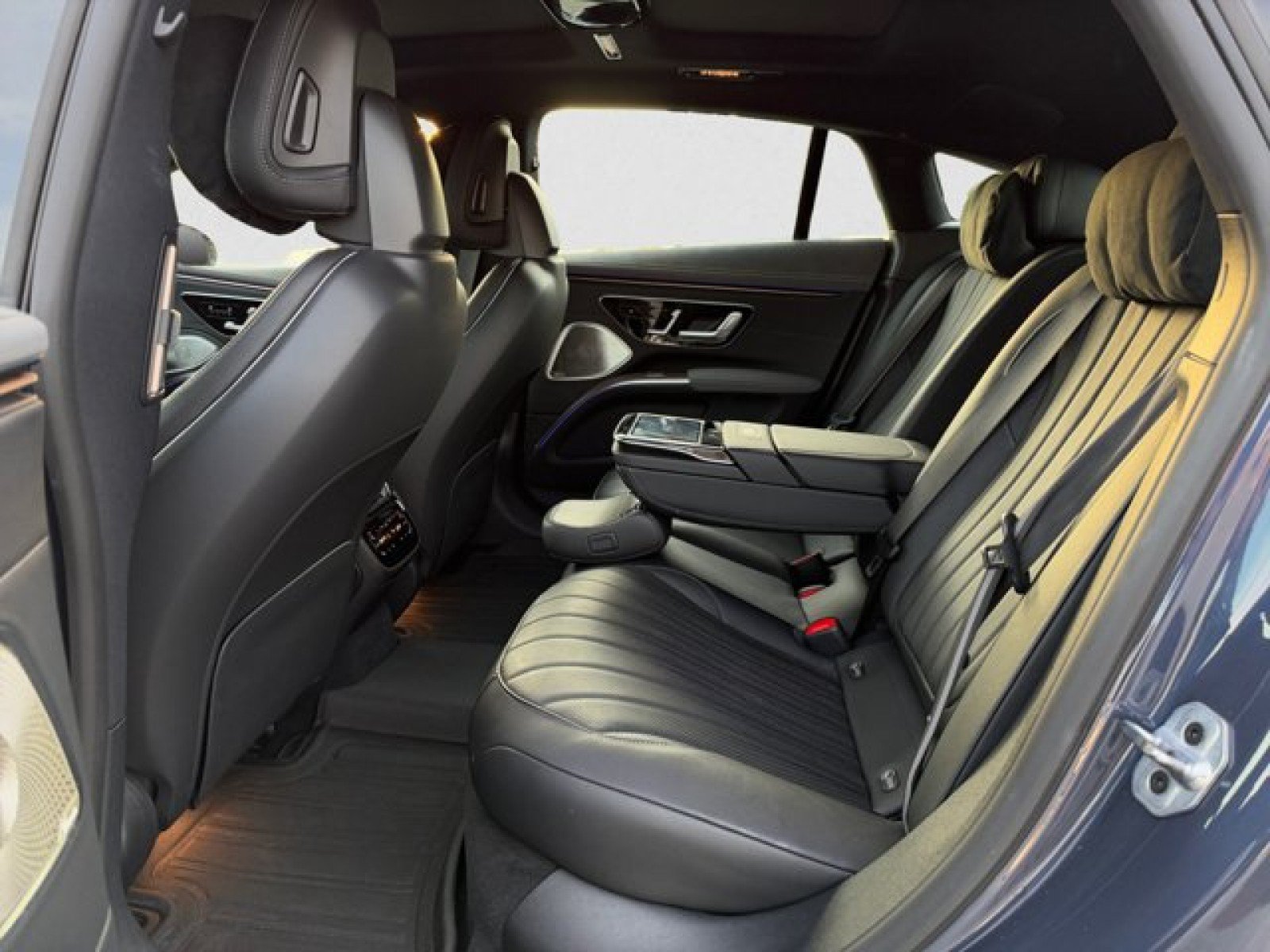 Used 2022 Mercedes-Benz EQS 580 4MATIC Sedan w/ Pinnacle Trim Package image 18