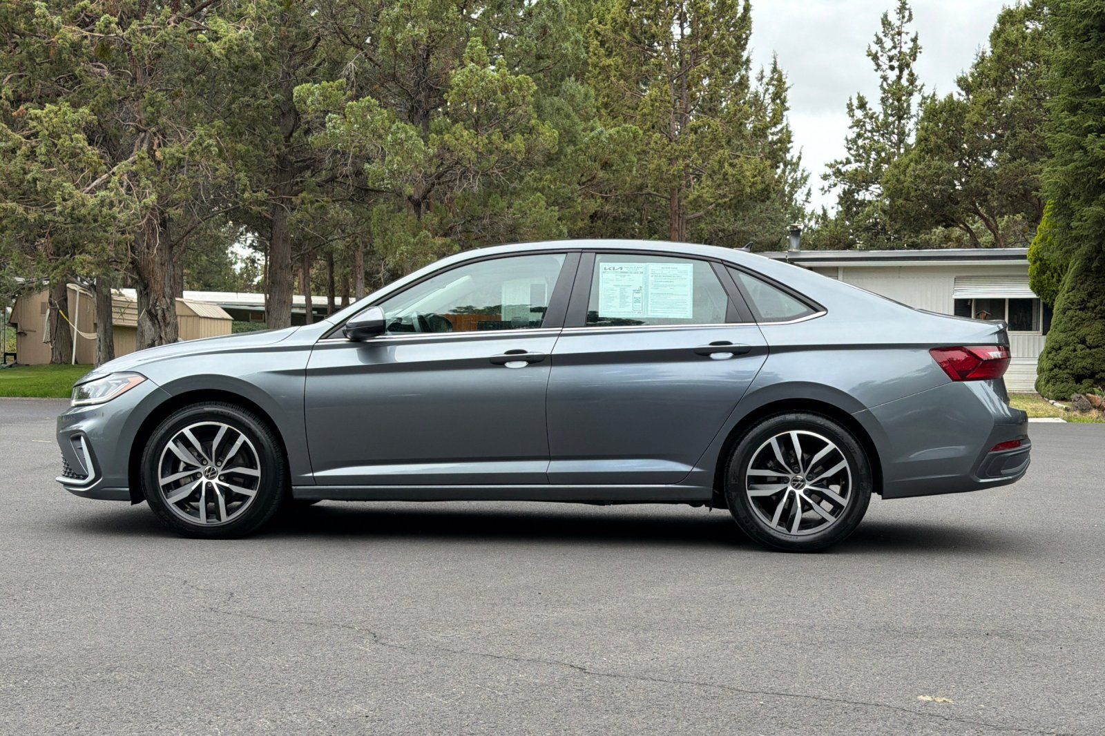 Used 2025 Volkswagen Jetta SE FWD image 7
