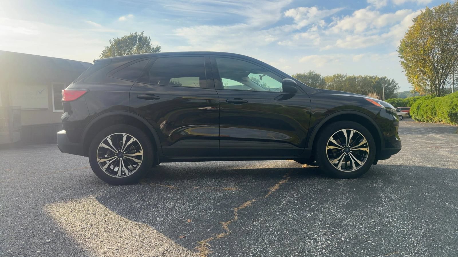 Used 2022 Ford Escape SE w/ SE Sport Appearance Package AWD/4WD image 3