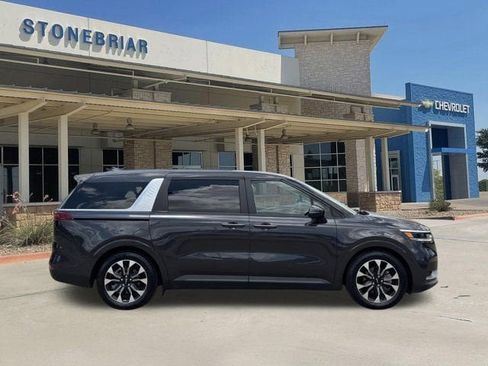 Used 2024 Kia Carnival EX FWD image 4