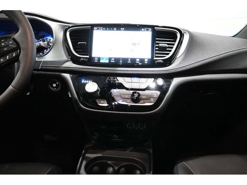 Used 2024 Chrysler Pacifica Touring-L w/ Uconnect Theater Family Group FWD image 23