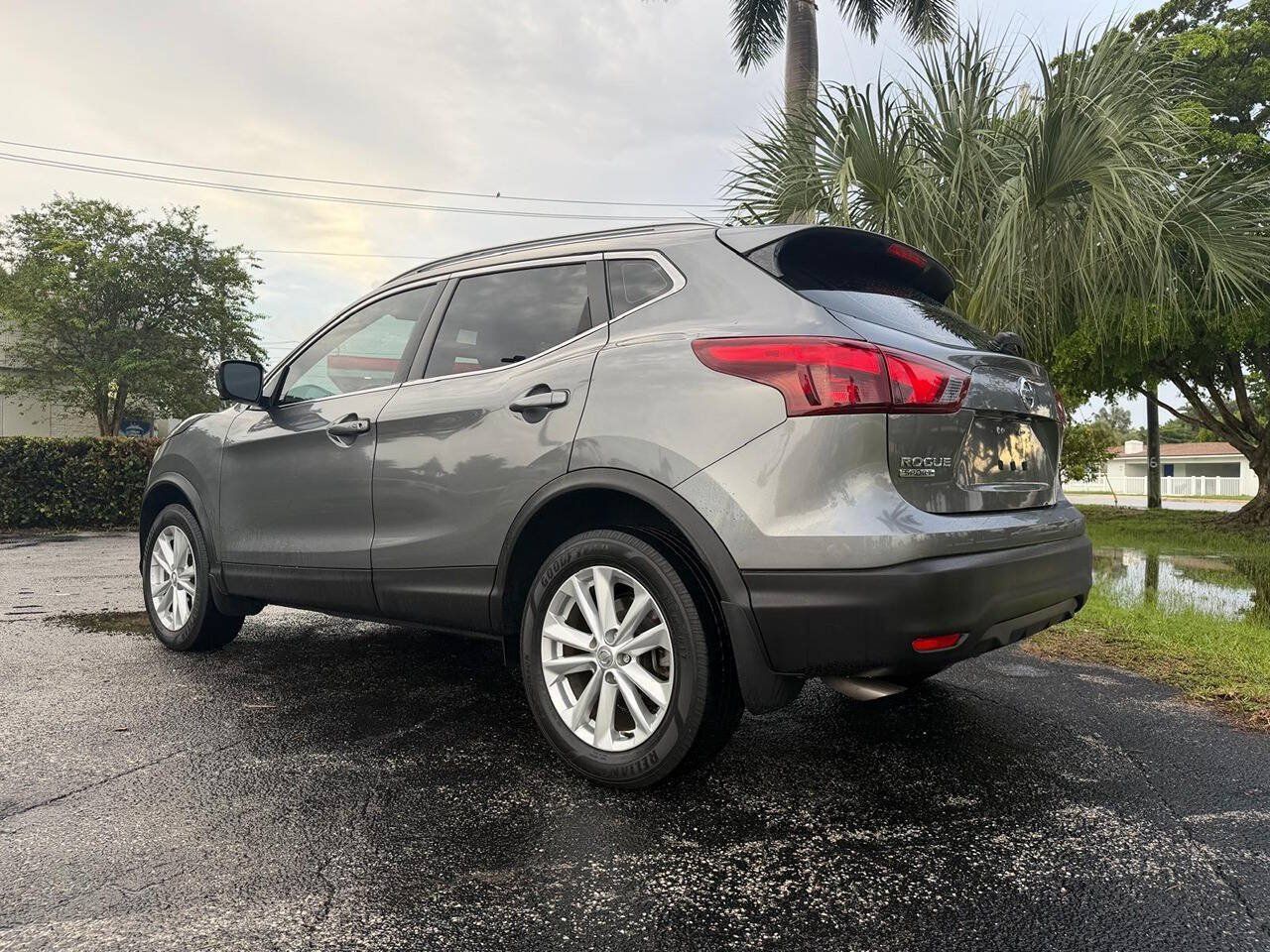 Used 2017 Nissan Rogue Sport SV w/ SV Premium Package FWD image 2