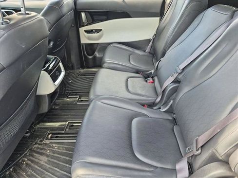 Used 2024 Kia Carnival EX FWD image 17
