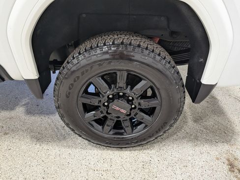 Used 2025 GMC Sierra 2500 AT4 w/ AT4 Premium Plus Package AWD/4WD image 13