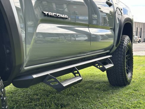 Used 2022 Toyota Tacoma TRD Off-Road w/ Technology Package AWD/4WD image 12