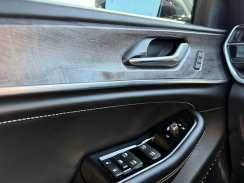 Used 2023 Jeep Grand Cherokee Overland AWD/4WD image 12