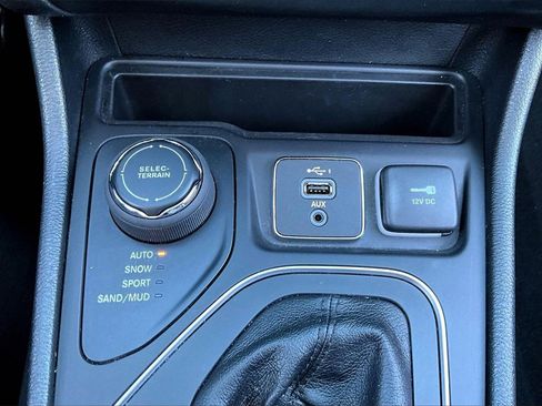 Certified 2022 Jeep Cherokee Latitude Lux w/ Sun & Sound Group image 16