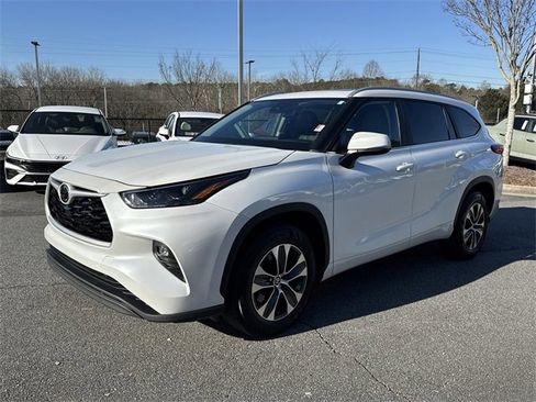 Used 2023 Toyota Highlander XLE image 3