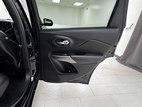 Used 2019 Jeep Cherokee Overland w/ Technology Group image 15