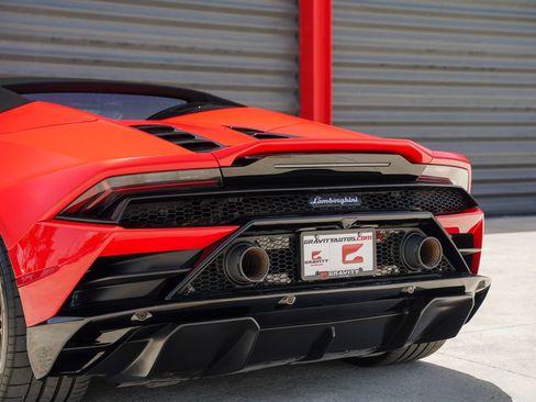 Used 2022 Lamborghini Huracan EVO RWD image 13
