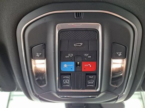 Used 2022 Jeep Grand Cherokee Altitude AWD/4WD image 18