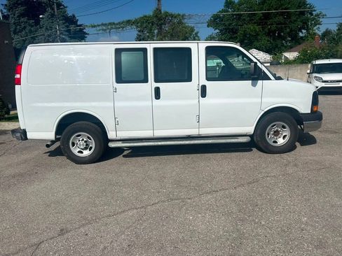 Used 2022 Chevrolet Express 2500 w/ Driver Convenience Package RWD image 4