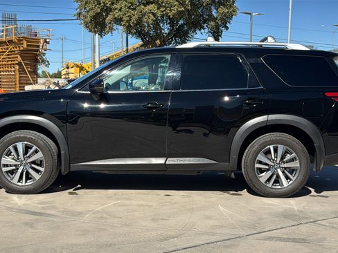 Used 2023 Nissan Pathfinder SL w/ Black Appearance Package image 4