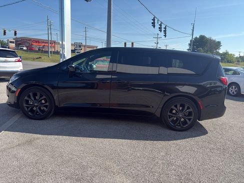 Used 2020 Chrysler Pacifica Touring w/ S Appearance Package FWD image 8