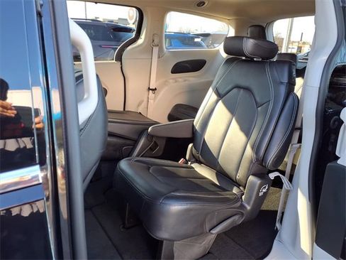 Used 2024 Chrysler Pacifica Touring-L image 16