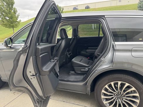 Used 2023 Lincoln Aviator AWD w/ Premium Package image 6