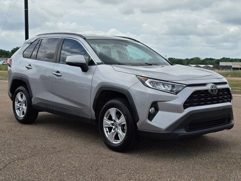 Used 2020 Toyota RAV4 XLE FWD image 3