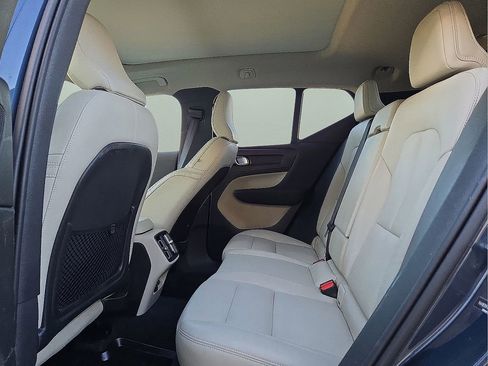 Certified 2021 Volvo XC40 T5 Momentum w/ Premium Package image 12