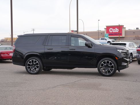 Used 2023 Chevrolet Suburban RST AWD/4WD image 2